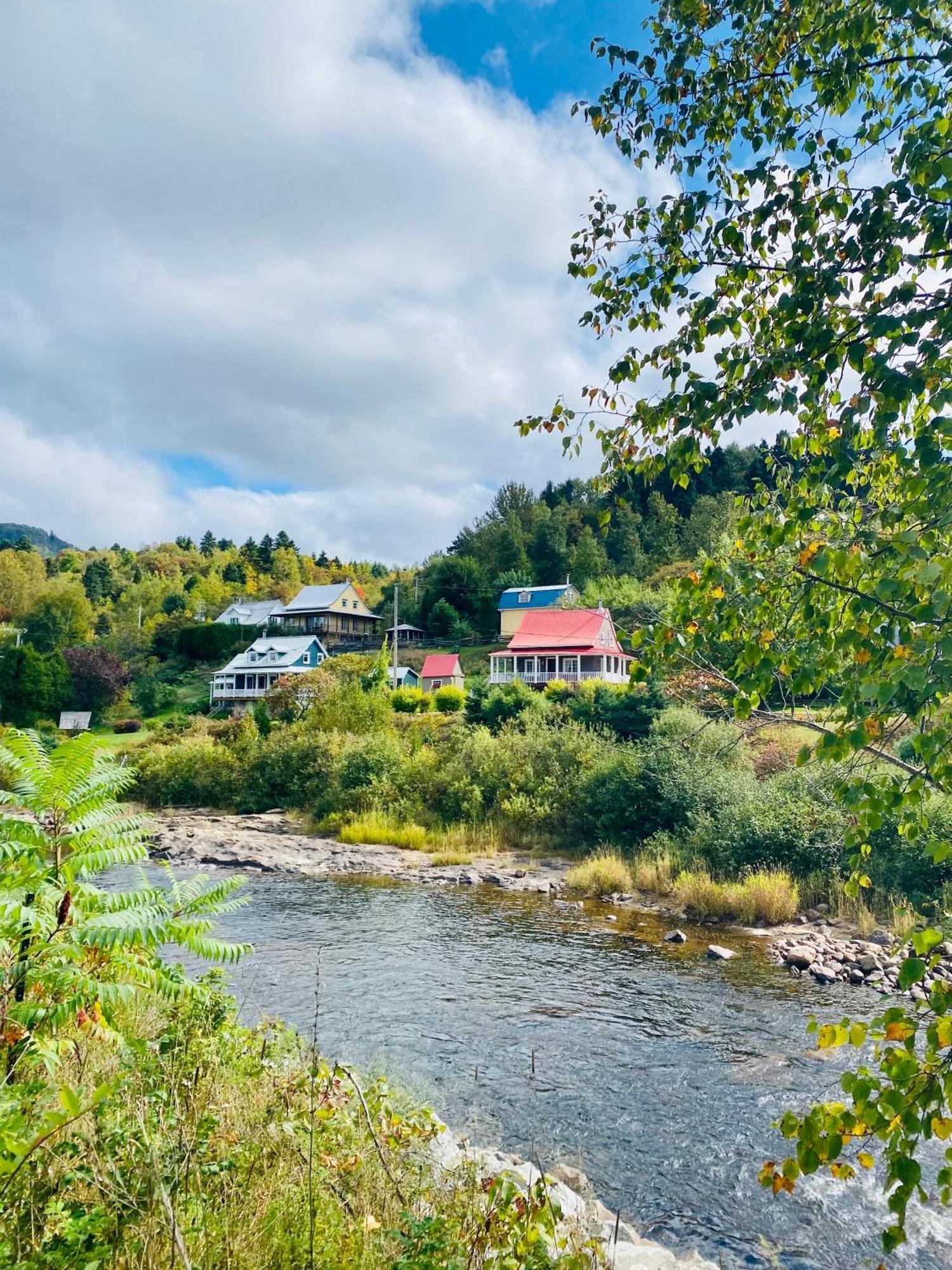 Belle Maison Avec Vue Sur La Riviere LʼAnse-Saint-Jean Esterno foto